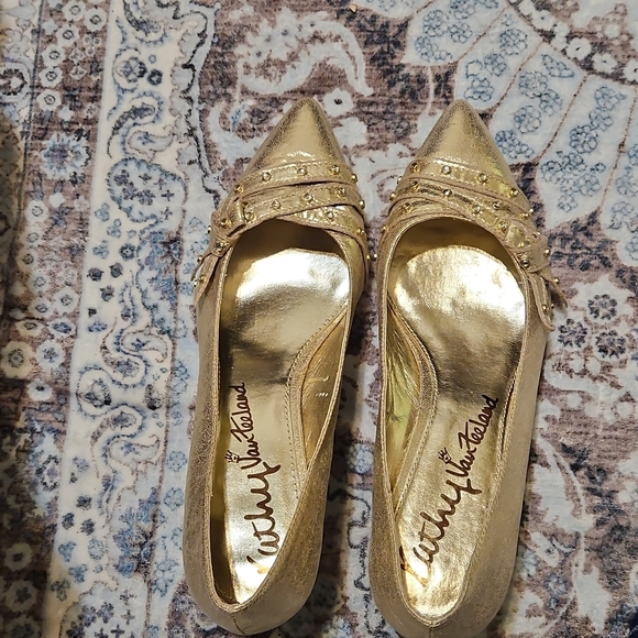 Kathy Van Zeeland Metallic Gold Heels - Picture 6 of 12